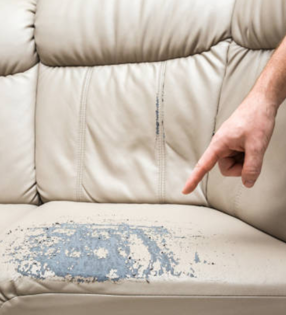 ¿Cómo puedo quitar arañazos de un sofá de cuero?