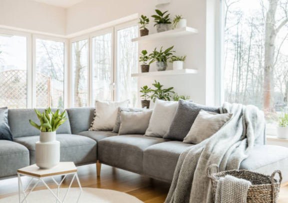 ¿Cómo combinar un sofá gris? Colores en pared y cojines