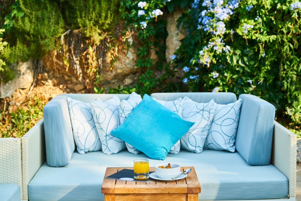 sofá-azul-jardín